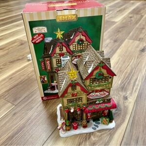 Lemax Caddington Village Deck The Halls Christmas Shop Lighted Building #15212